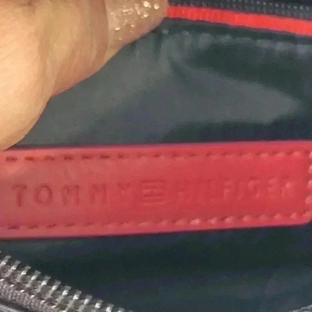 TOMMY HILFIGER MONOGRAM CROSSBODY MESSENGER BAG PURSE Black/White Gold Hardware - Picture 7 of 9